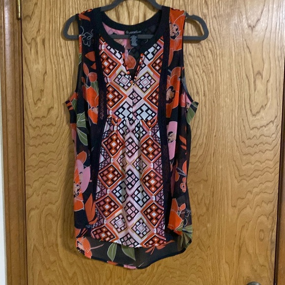 Contemporary Style Signature/Studio Large V-Neck with lace trim great condition - Picture 1 of 7